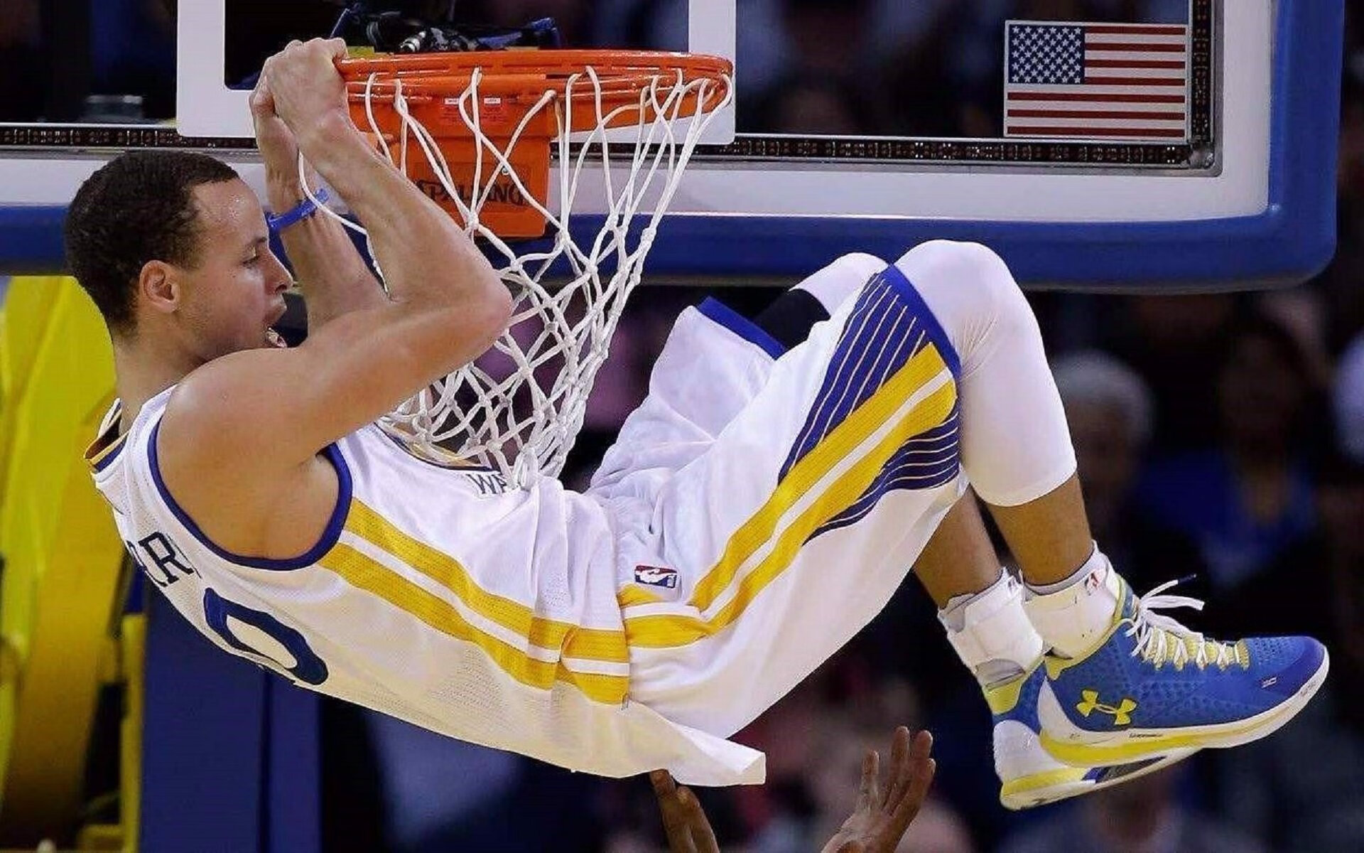今日 NBA 综述：凯尔特人夺赛点，火箭扳平比分，西部首轮悬念重重。